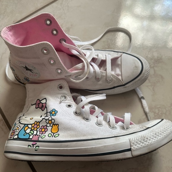 Hello Kitty converse.Used.Good conditions.Size39.5(8.5) - Picture 2 of 4